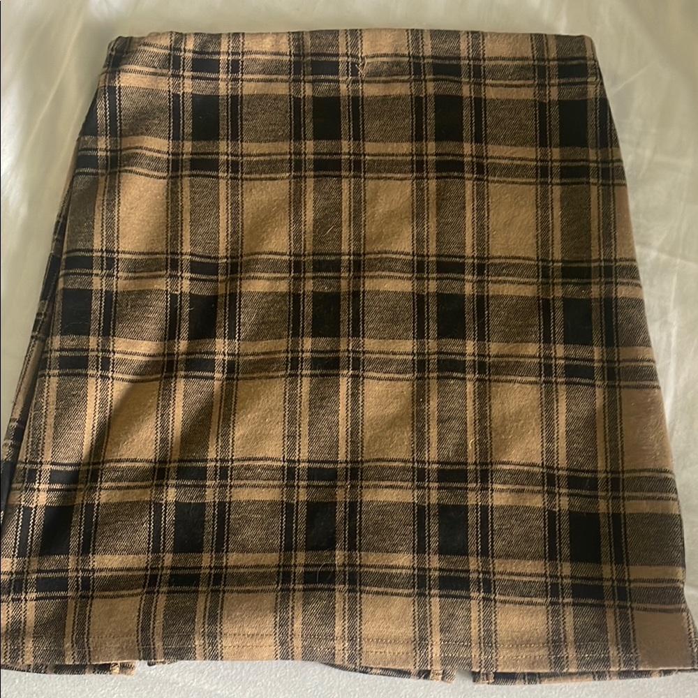 Plaid Tan Skirt 🖤🖤 - Picture 4 of 4